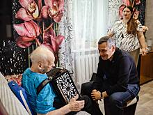 Александр Хинштейн подарил фронтовику Михаилу Пронину гармонь, привезённую из Тулы