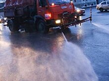 Столичные дороги и тротуары начали отмывать после зимы