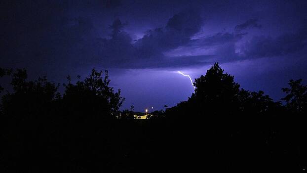 Москвичей предупредили о порывистом ветре и грозе