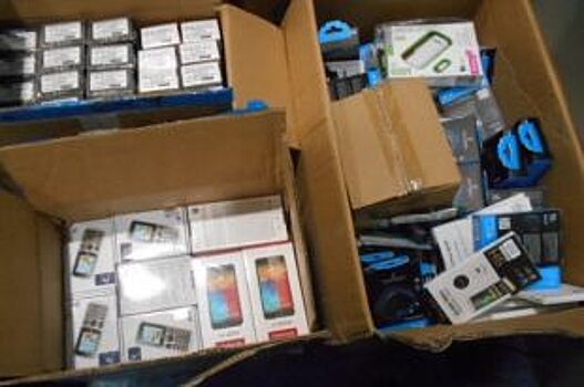 В Пскове военный украл из салона сотовой связи 64 смартфона