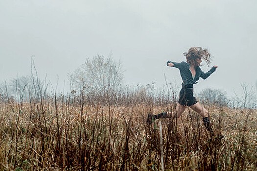 Рецензия на сериал "Бег улиток" с Дарьей Урсуляк и Любовью Толкалиной