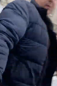 Неадекватный таксист выкинул девушку из машины и избил. Есть видео