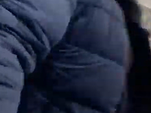 Неадекватный таксист выкинул девушку из машины и избил. Есть видео