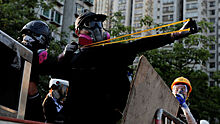 Демонстранты в Гонконге забросали полицию камнями