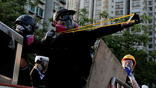 Протестующих в Гонконге разгоняют газом и краской