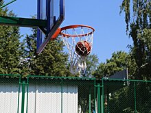 У бульвара Воскресенского в Ижевске открыли универсальную спортивную площадку