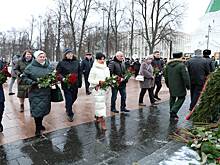 В День Героев Отечества в Нижегородском кремле возложили цветы к мемориалу «Вечный огонь»