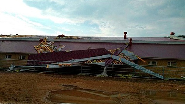 Сломанные крыши, разбитые машины, вырванные деревья: ураган прошелся по Альметьевску