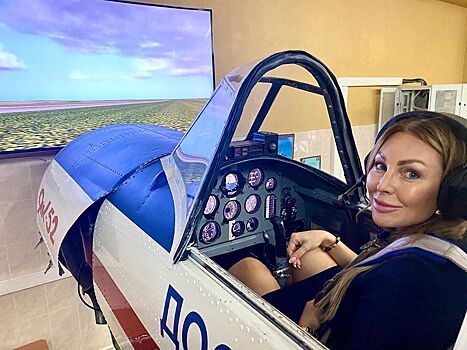Наталья Бочкарева «полетала» на симуляторе самолета ЯК-52 (ВИДЕО)
