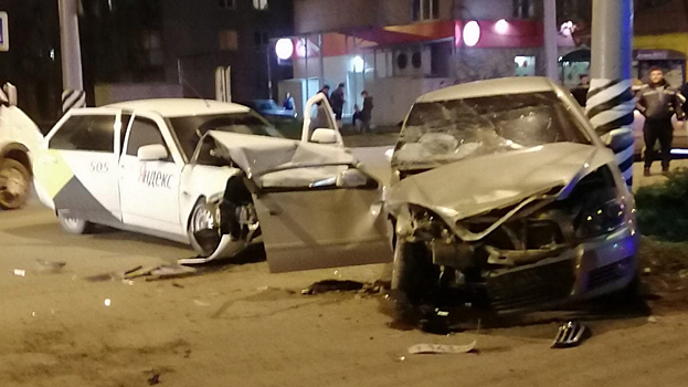 В Энгельсе водитель иномарки врезался в такси и скрылся