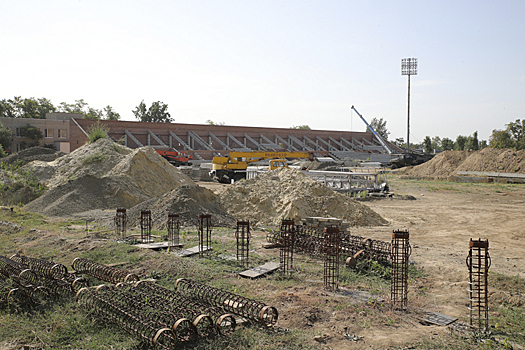 Донской губернатор поручил завершить реконструкцию стадиона в Шахтах в 2021 году