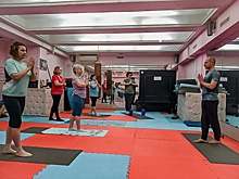 Пенсионеры из Лосинки начали изучать асаны из йоги