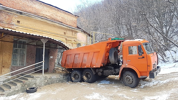 Гружёный КамАЗ снёс крыльцо жилого дома в Нижнем Новгороде