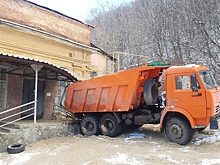 Гружёный КамАЗ снёс крыльцо жилого дома в Нижнем Новгороде