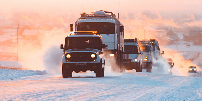 Сотни единиц техники борются с последствиями снежного шторма в Алтайском крае