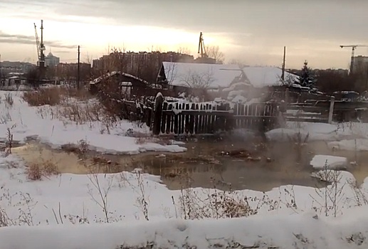 На Береговой из-за аварии на теплотрассе кипяток подступает к частным домам