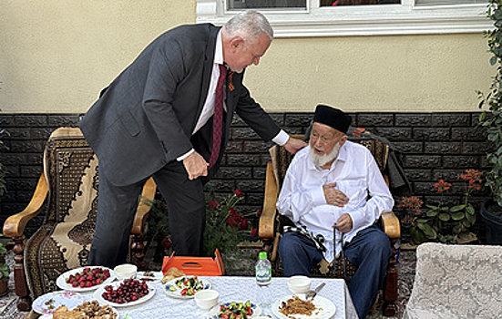 Посол РФ в Таджикистане навестил 98-летнего ветерана Великой Отечественной войны