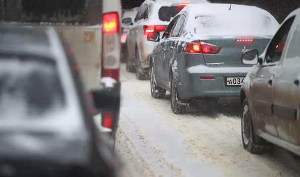 После ночного снегопада на волгоградских дорогах образовались пробки
