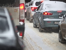 После ночного снегопада на волгоградских дорогах образовались пробки