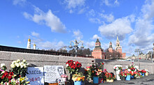 В столице иностранные дипломаты возложили цветы к месту убийства Бориса Немцова
