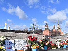 В столице иностранные дипломаты возложили цветы к месту убийства Бориса Немцова