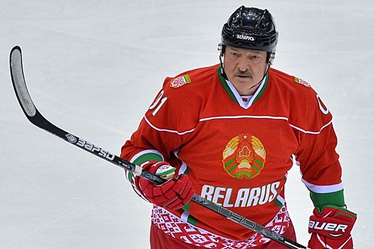 Лукашенко возвращается на лед после травмы при рубке дров
