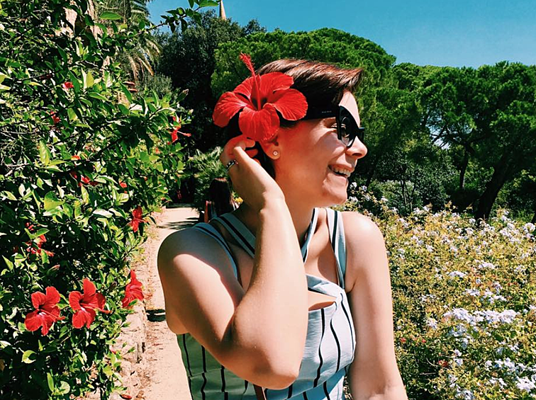 В театре знаменитого артиста Татьяна Брухунова оказалась волей случая. Здесь девушка практиковалась в искусстве управления у директора Петросяна, а когда он ушел из жизни, стала правой рукой юмориста.