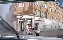 В Костроме автомобиль сбил женщину с ребенком в коляске. Видео