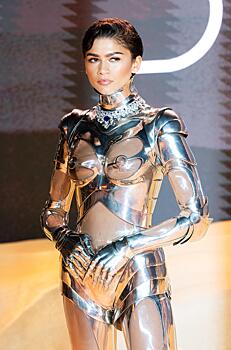 Зендея вышла в свет в костюме робота и насмешила поклонников: фото