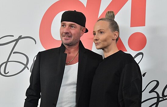 Роман Костомаров вышел на лед в юбилейном шоу Авербуха. Он представил совместный номер с женой – Оксаной Домниной