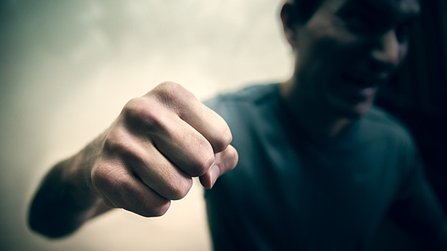 Мужчина повредил стену в караоке-баре в Кемерове из-за неудавшегося сна