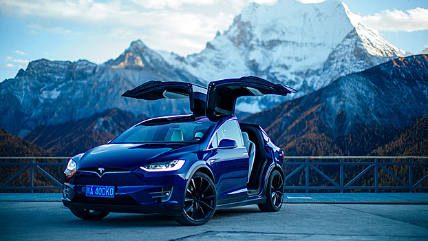 Tesla превратит крыши своих машин в солнечные батареи