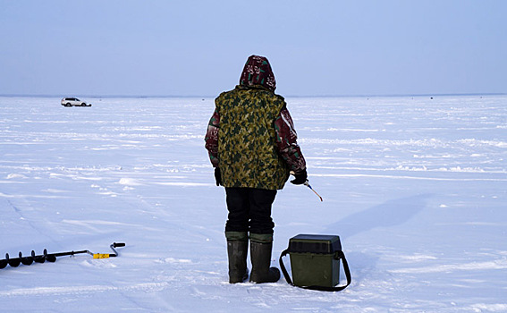 Рыбак провалился под лед и уволок с собой спасателей