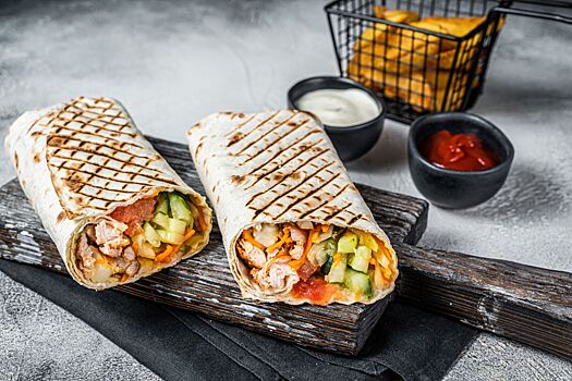 В 2025 году в России появится ГОСТ на шаурму: в документе закрепят два названия