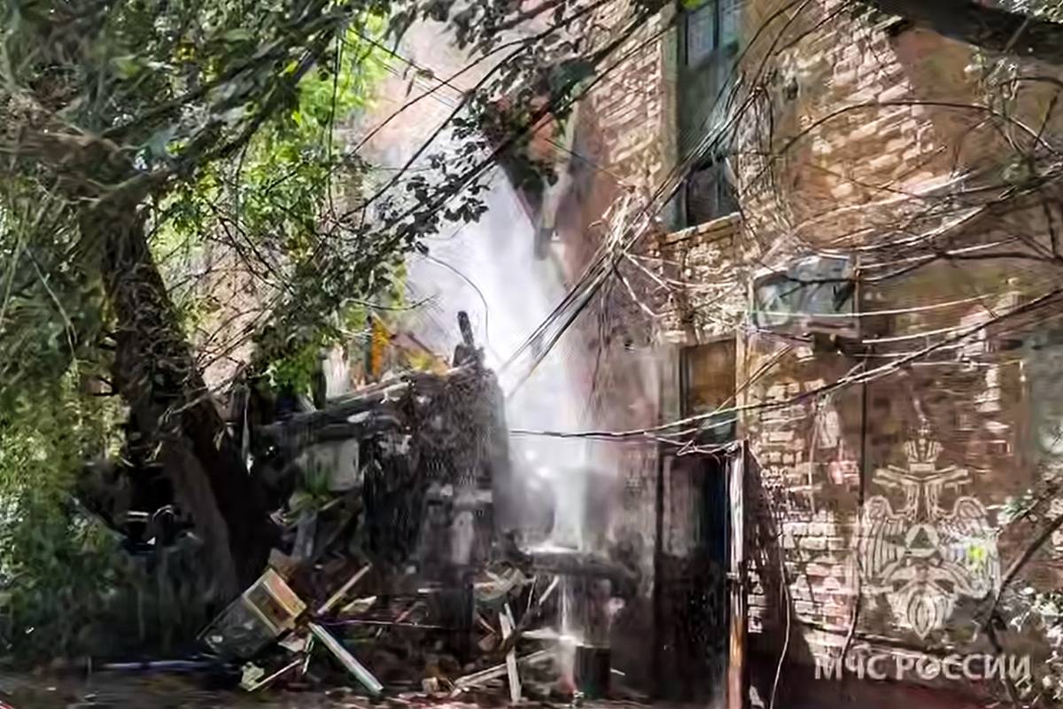 Работа спасателей на месте обрушения подъезда в Астрахани попала на видео