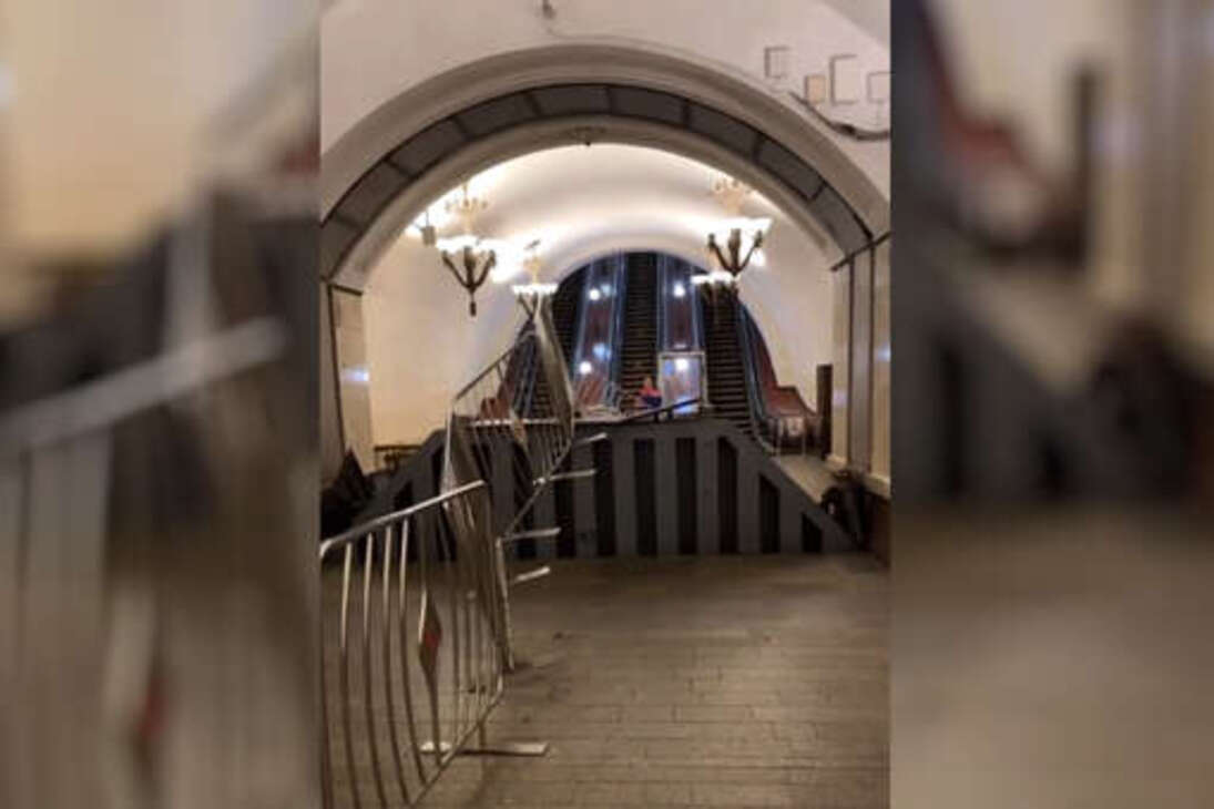 Гермодвери в московском метро. Гермозатвор московского метро. Станция метро лубянка. Вестибюль станции красные ворота. Гермодвери в московском метро.