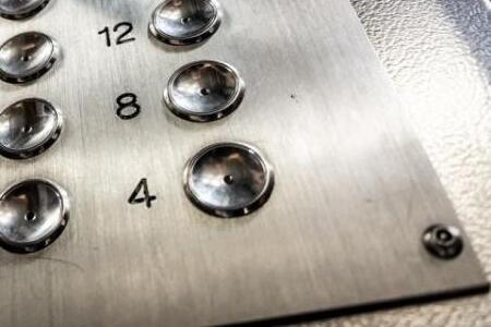 Почти голый и неадекватный: во Владивостоке мужчина застрял ночью в лифте