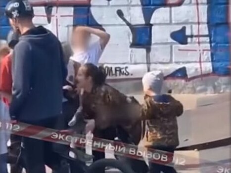 Очевидцы сняли на видео, как недовольная мать удалила ребенка скейтбордом