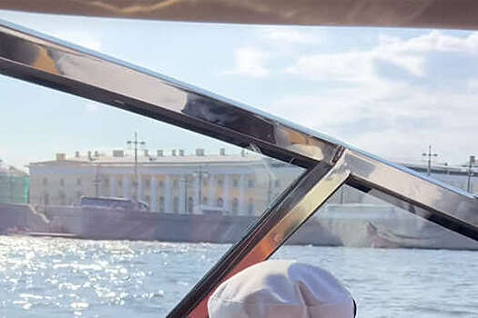 Актриса Равшана Куркова снялась с детьми на катере в Санкт-Петербурге