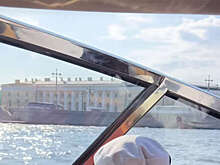 Актриса Равшана Куркова снялась с детьми на катере в Санкт-Петербурге