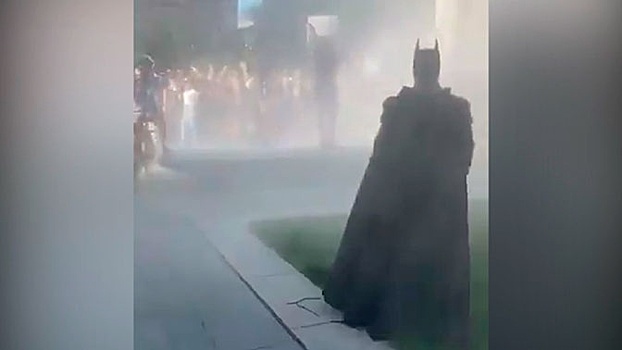 Во время беспорядков в США появился Бэтмен: видео