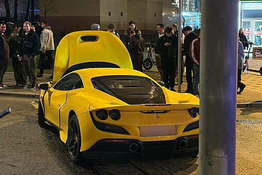 В Москве на видео попало, как легковушка протаранила Ferrari F8 за 20 млн рублей