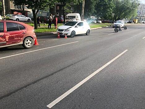 На Моспроспекте 35-летняя пассажирка Renault пострадала при столкновении с Opel
