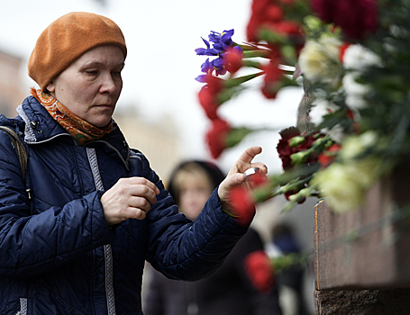 В Киеве люди несут цветы к посольству РФ в память о жертвах взрыва