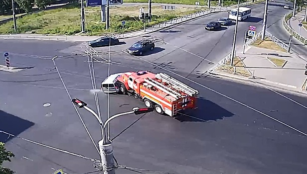 Пожарный автомобиль протаранил легковушку в Петрозаводске. Видео