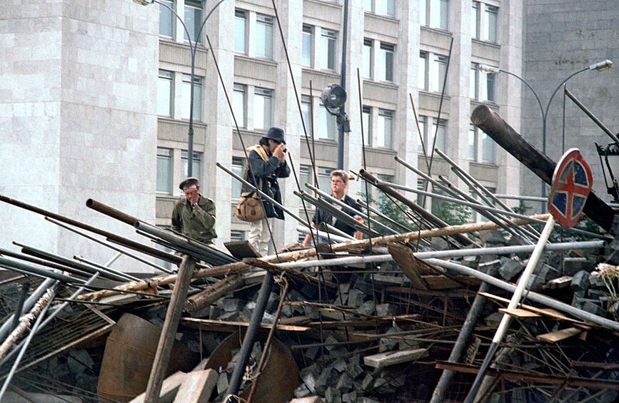 Многие люди помнят его до сих пор и рассказывают детям и внукам о том, как по центру Москвы ходили танки.