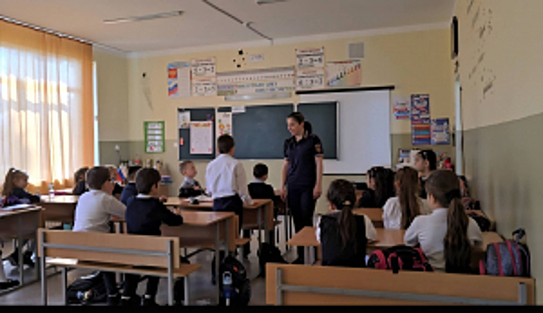 В Северной Осетии сотрудники Госавтоинспекции Ардонского района провели акцию «На портфеле светлячок – безопасный маячок!»