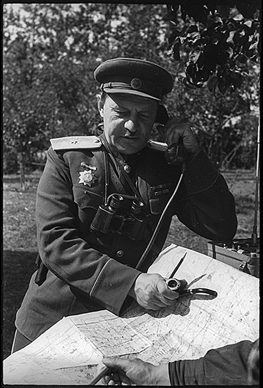 На командном пункте дивизии у границ Восточной Пруссии. 3-й Белорусский фронт, 1944 год