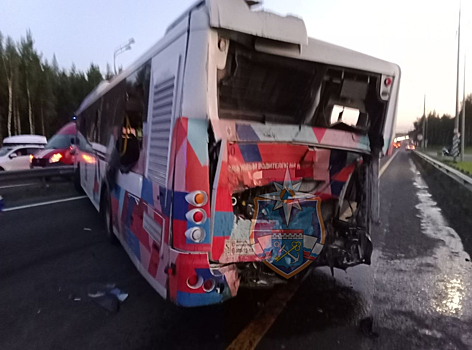 Есть пострадавшие: жесткое ДТП с автобусом и грузовиком произошло на трассе в Ленобласти