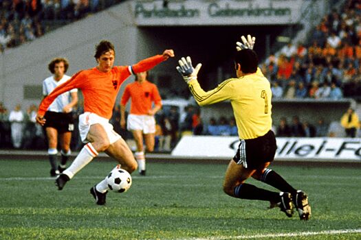 Футболисты сборной Нидерландов попали в секс-скандал на чемпионате мира — 1974: они развлекались с голыми немками